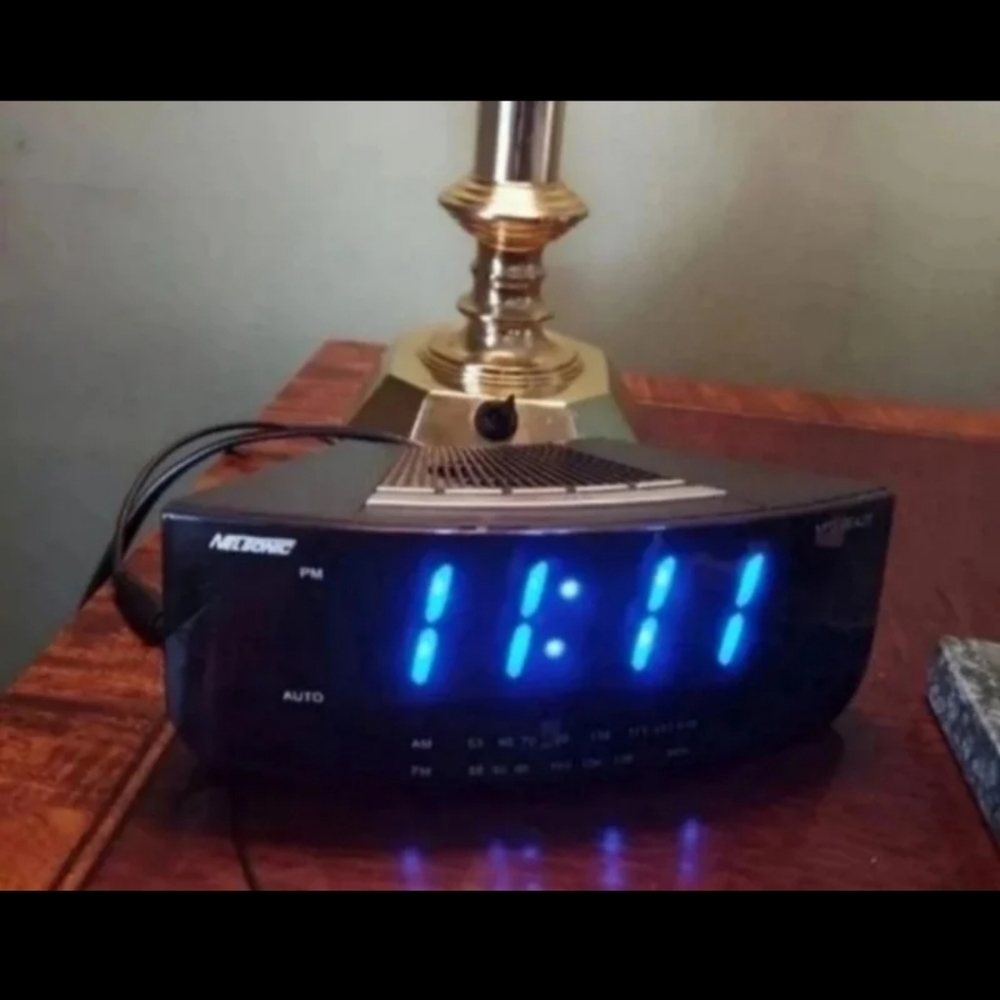 Y2k NELSONIC NLC608 ALARM CLOCK RADIO and MP3 READY EUC!